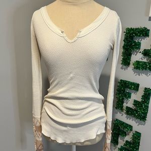 FREE PEOPLE V NECK LONG-SLEEVE W SLEEVE DETAILING
